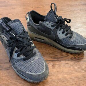 Nike Air Max size 7 (women's size 8.5)